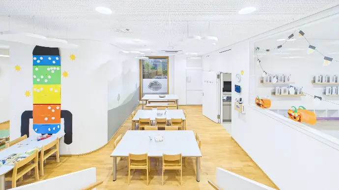 Heller Essbereich der Kita LeelaWolke, in dem die Kinder gemeinsam ihre Mahlzeiten einnehmen