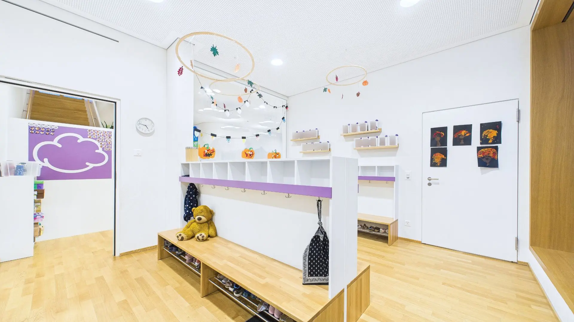 Garderobe der Kita LeelaWolke mit kindgerechten Ablageplätzen für Jacken und persönliche Sachen