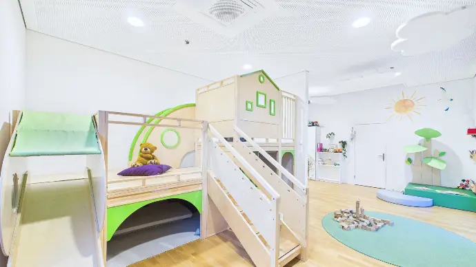 Bewegungsbereich der Kita LeelaWolke mit Platz für Motorikspiele und freie Bewegung