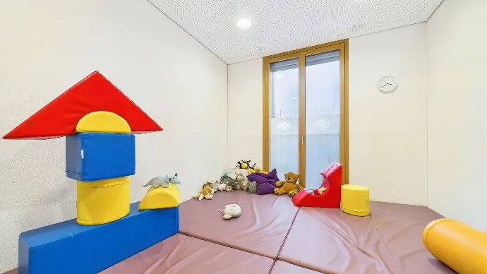 Gumpizimmer der Kita LeelaWolke mit Möglichkeiten zum Springen, Toben und Bewegen