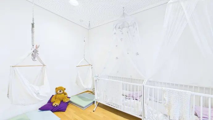 Babyschlafzimmer der Kita LeelaWolke mit ruhigen Schlafplätzen für Babys