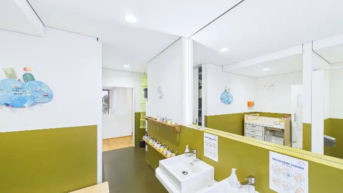 Kindgerechtes Badezimmer der Kita LeelaWolke mit hygienischen Sanitäranlagen für die Kinder