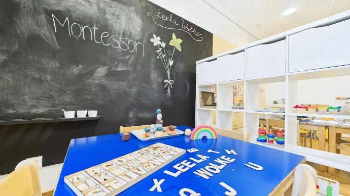 Montessori-Bereich der Kita LeelaWolke mit Materialien für selbstständiges, entdeckendes Lernen