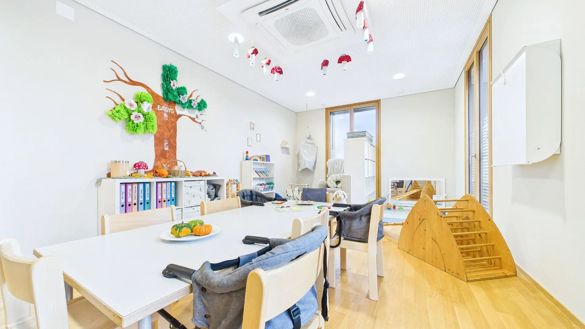 Babyzimmer der Kita LeelaWolke als sicherer, liebevoll gestalteter Raum für die Kleinsten