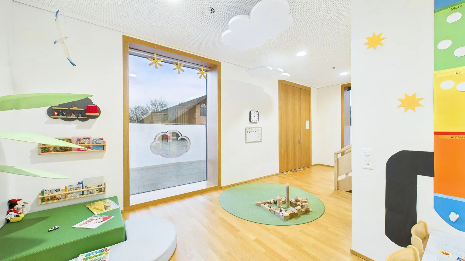 Kuschel- und Leseecke der Kita LeelaWolke als ruhiger, gemütlicher Rückzugsort für Kinder