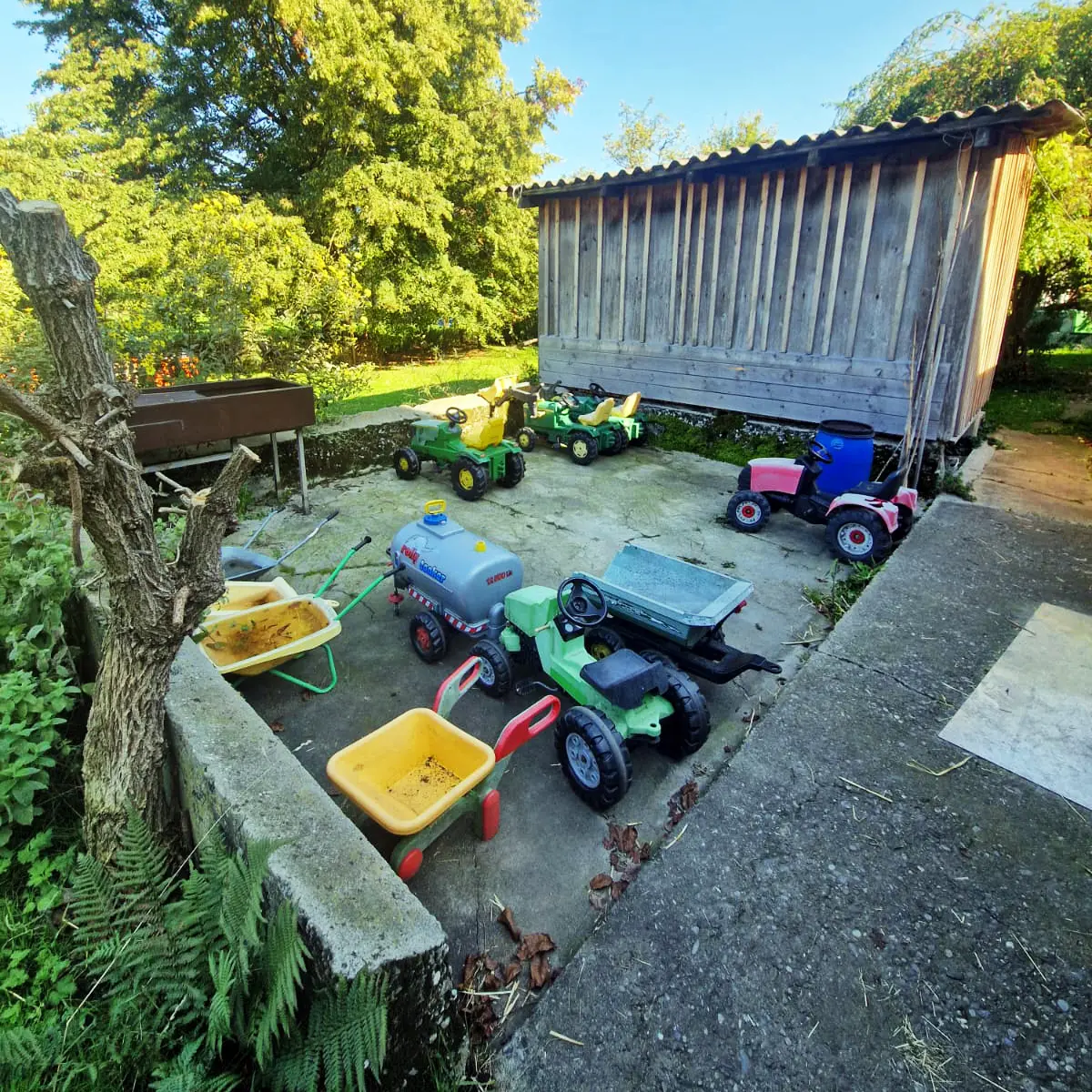 Sandkasten in Ullas Garten, ein Bereich zum Spielen und Entdecken