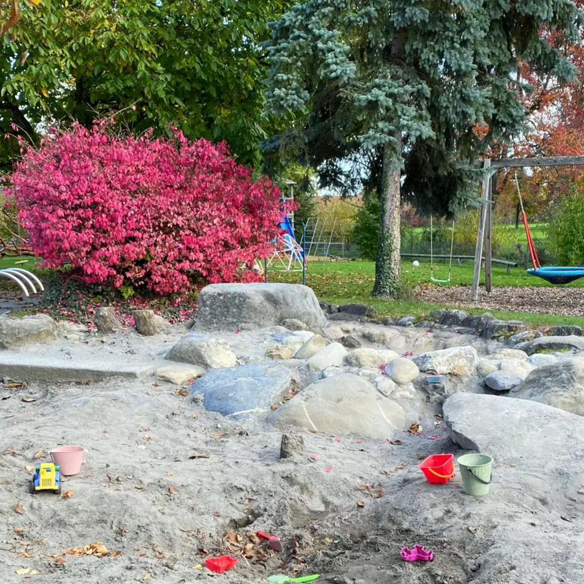 Sandkasten im Kindski-Garten, der von den Kindern der LeelaWolke genutzt wird