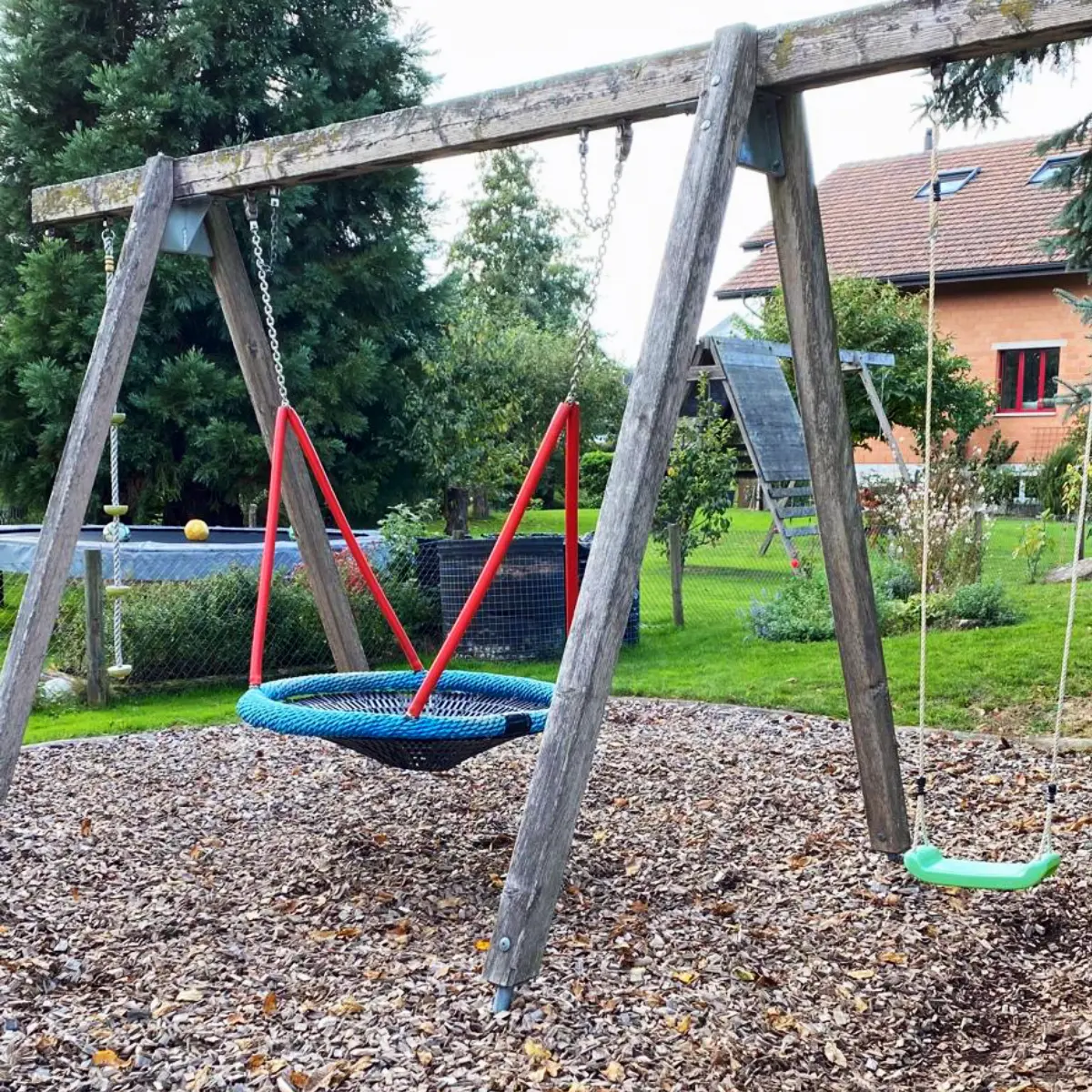 Schaukeln im Kindsgi-Garten, die von der LeelaWolke mitgenutzt werden