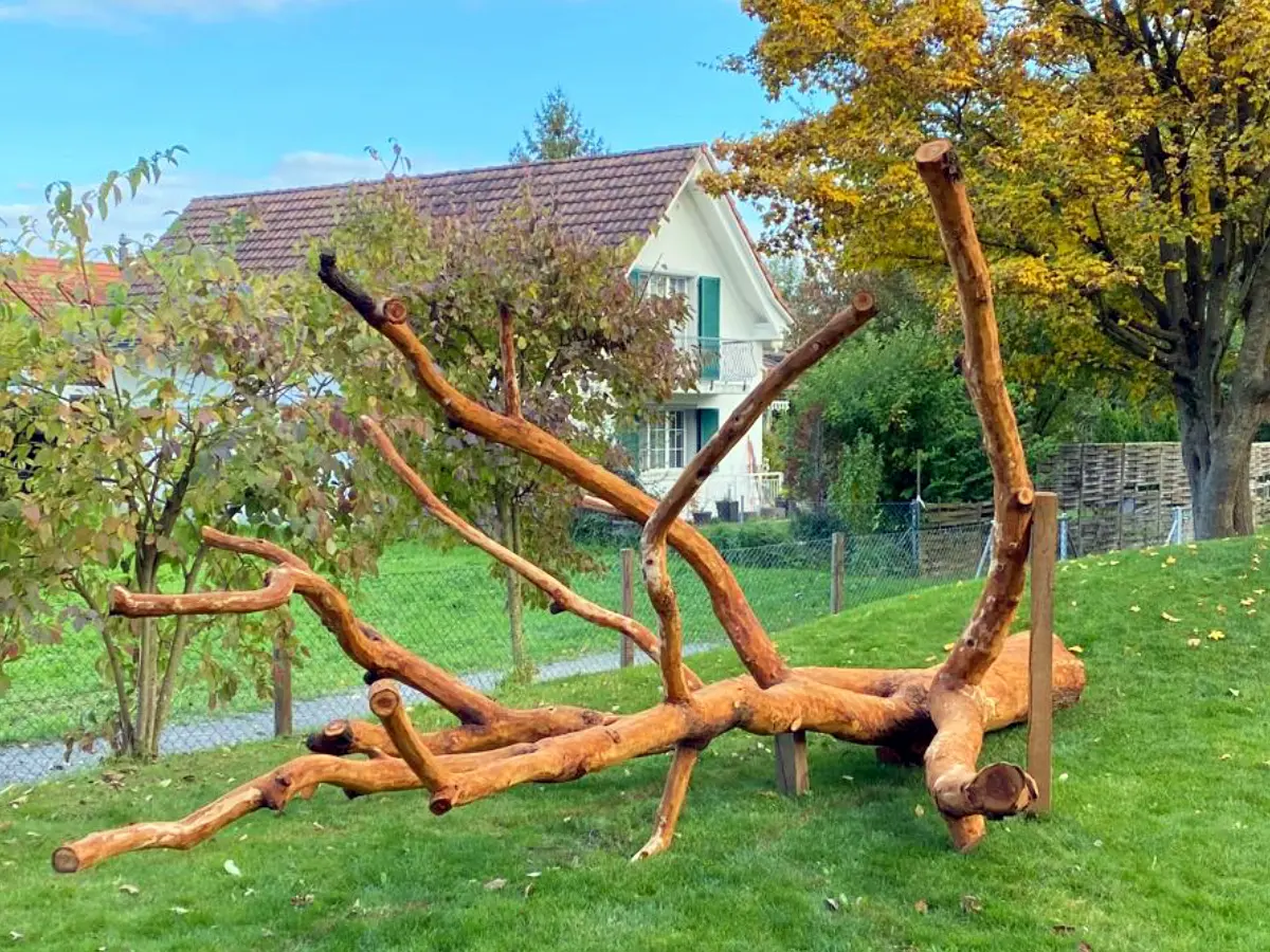 Kletterbaum im Kindsgi-Garten als natürlicher Bewegungs- und Spielbereich