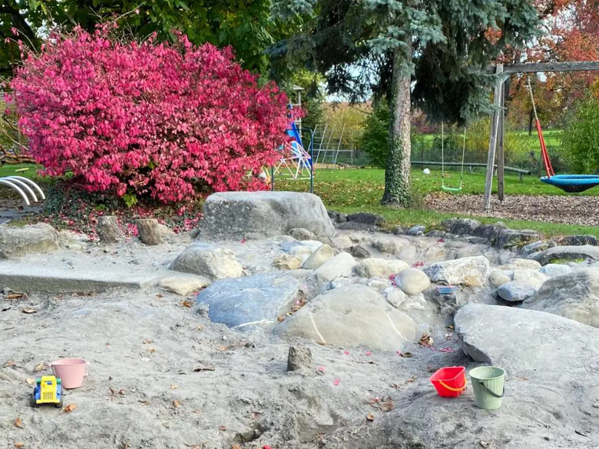 Sandkasten im Kindski-Garten, der von den Kindern der LeelaWolke genutzt wird