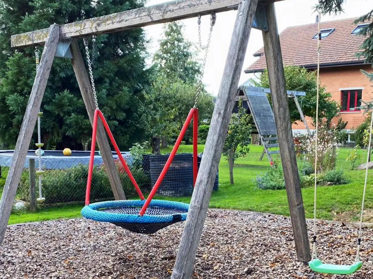 Schaukeln im Kindsgi-Garten, die von der LeelaWolke mitgenutzt werden