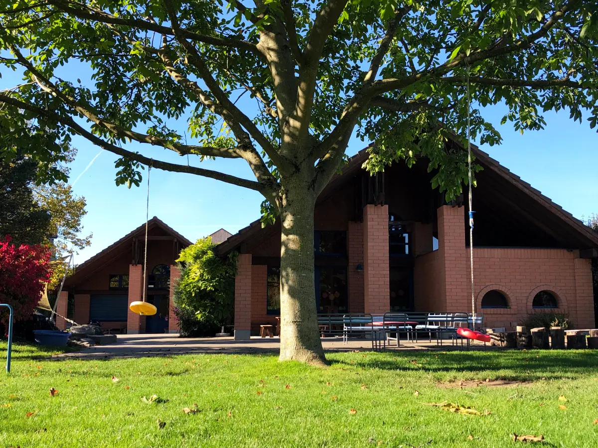 Baumschaukeln im Kindsgi-Garten für freies Spielen und Bewegung