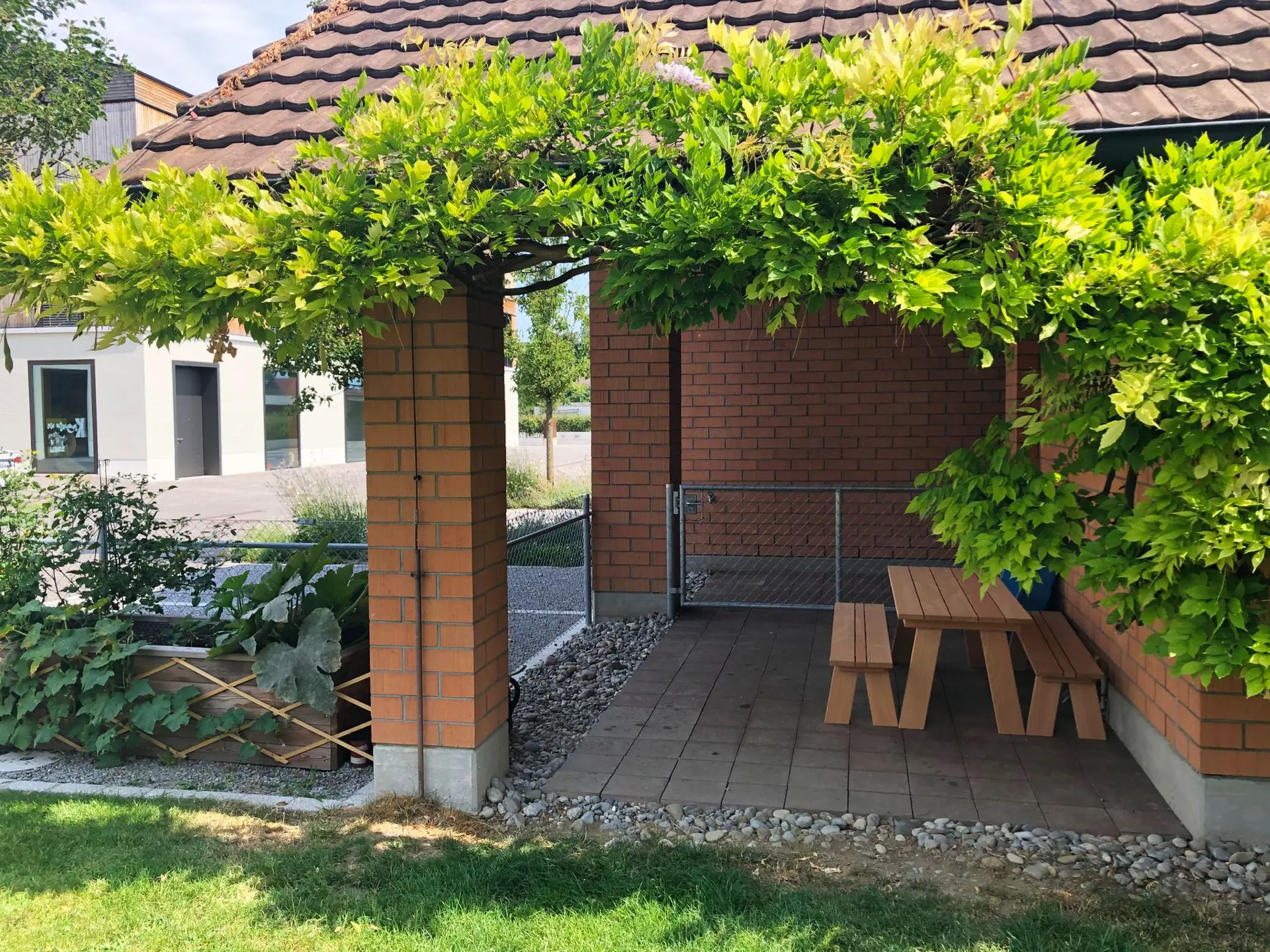 Der kleine Garten der LeelaWolke mit Schattenplatz, läd zum Spielen und Verweilen ein.