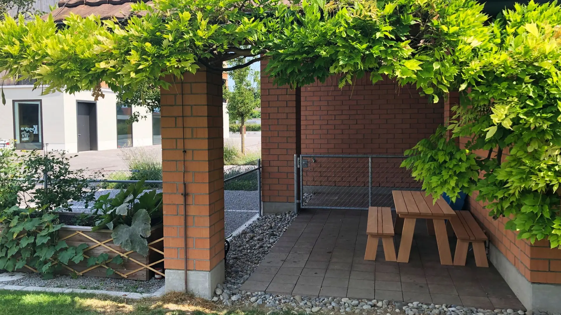 Der kleine Garten der LeelaWolke mit Schattenplatz, läd zum Spielen und Verweilen ein.