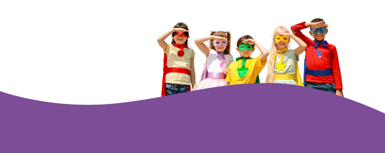 Kinder in bunten Superheldenkostümen als Symbol für Vielfalt, Freude und Kreativität in der LeelaWolke