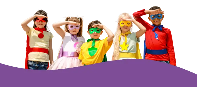 Kinder in bunten Superheldenkostümen als Symbol für Vielfalt, Freude und Kreativität in der LeelaWolke