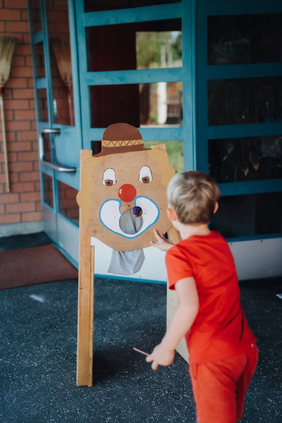 Holzspiel mit Bärenmotiv im Außenbereich der LeelaWolke