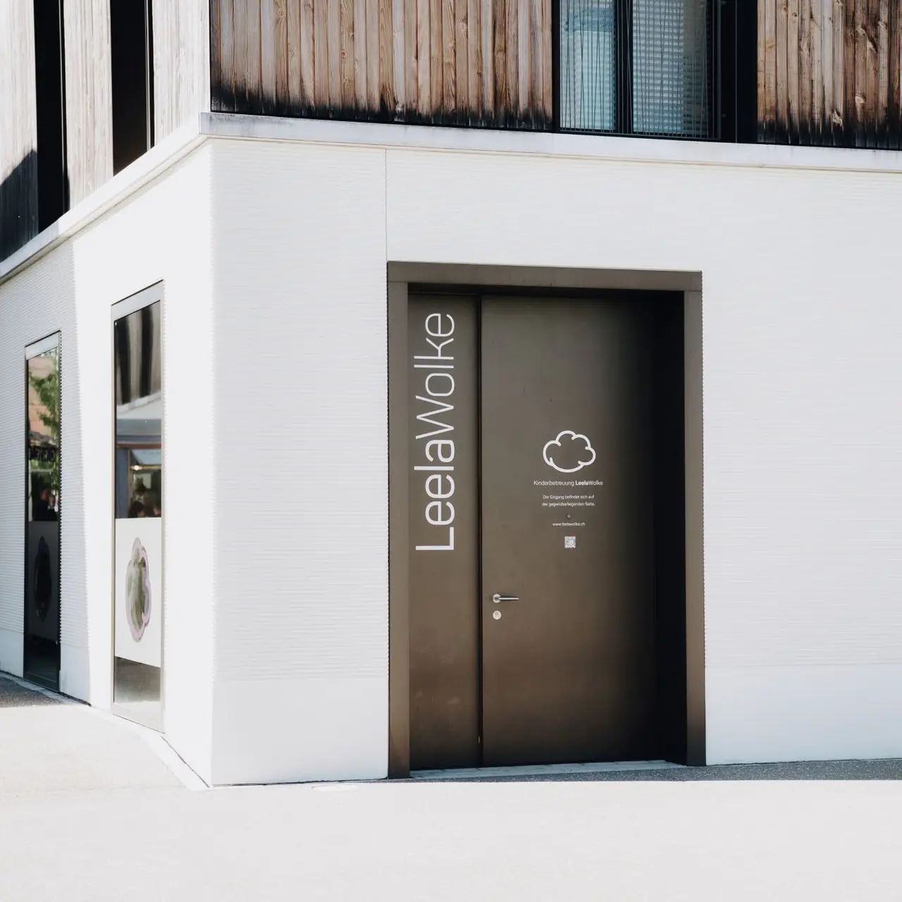 Tür der Kita LeelaWolke Altnau Aussenansicht Kita LeelaWolke Altnau