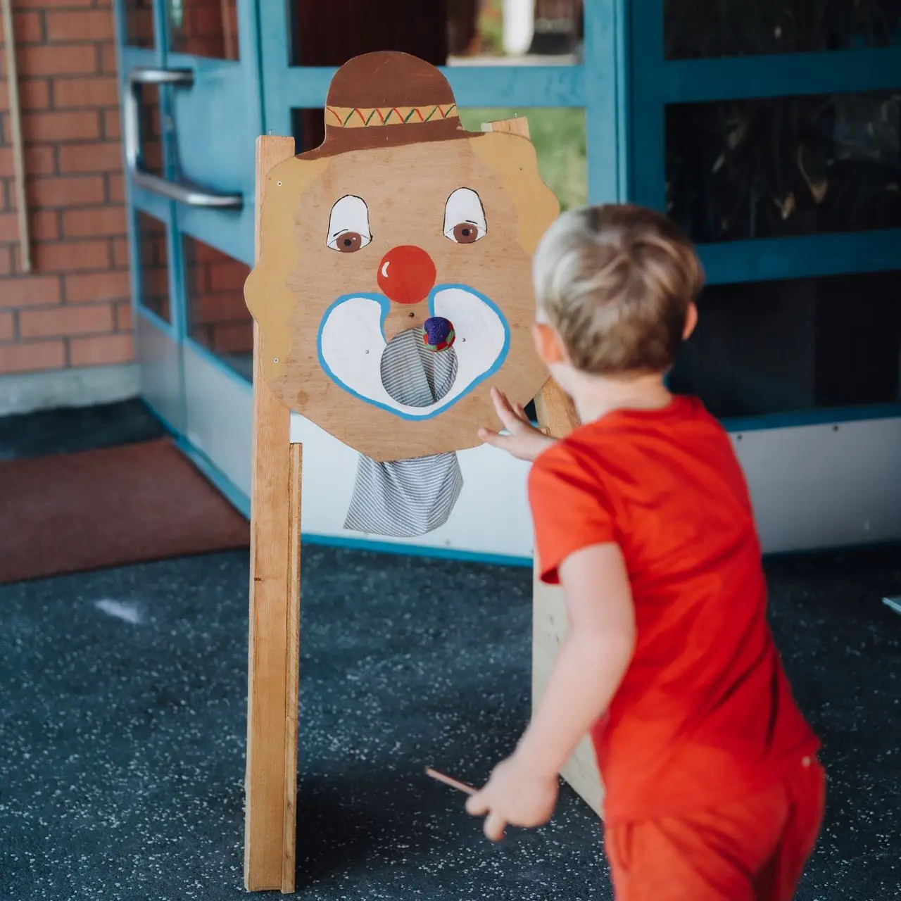 Spielen Aussenbereich - LeelaWolke Altnau Holzspiel mit Bärenmotiv im Außenbereich der LeelaWolke